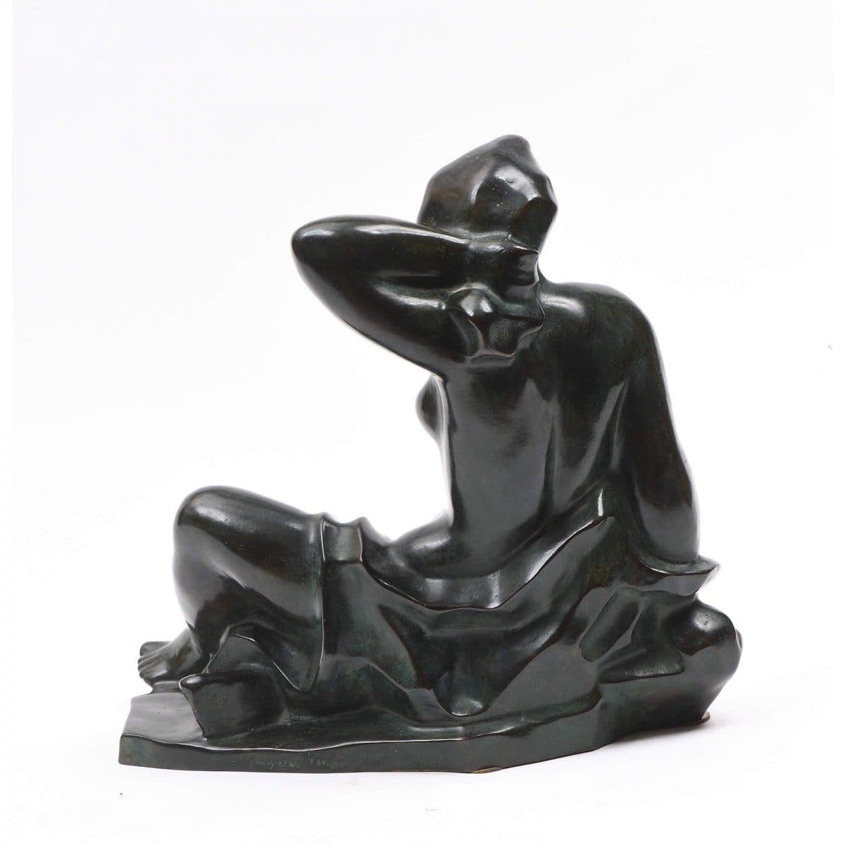 Jeune femme assise en bronze — vue 2