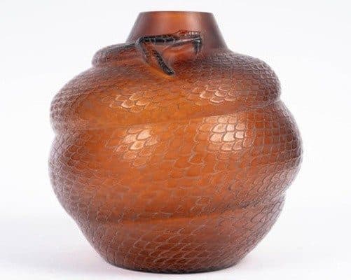 René Lalique Vase « Serpent » en verre teinté rouge ambre