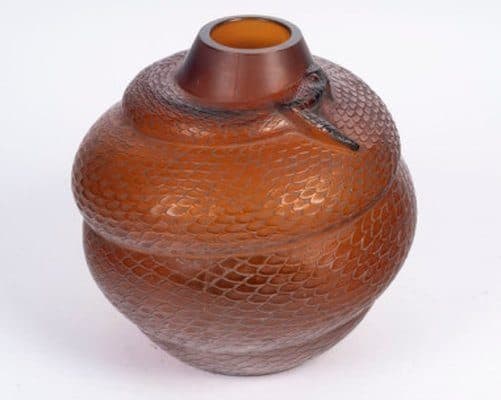 René Lalique Vase « Serpent » en verre teinté rouge ambre — vue 2