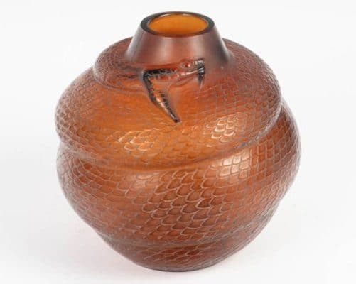 René Lalique Vase « Serpent » en verre teinté rouge ambre — vue 3