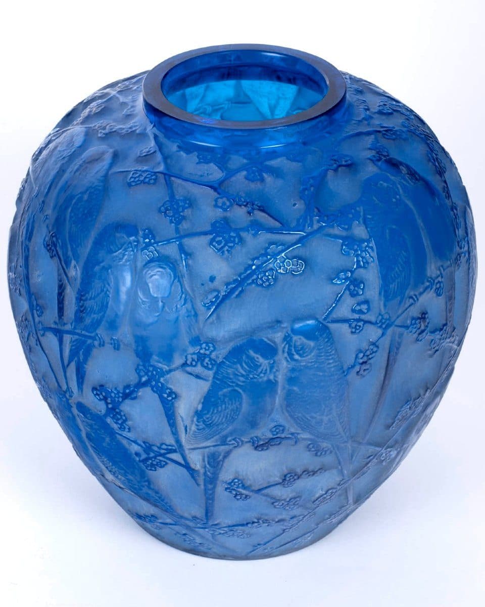 René Lalique Vase « Perruches » en verre bleu électrique patiné blanc — vue 3