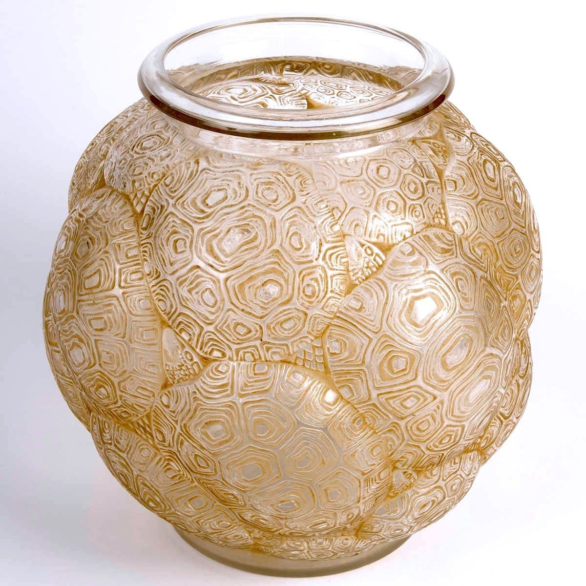 René Lalique Vase « Tortues » en verre blanc patiné sépia — vue 3