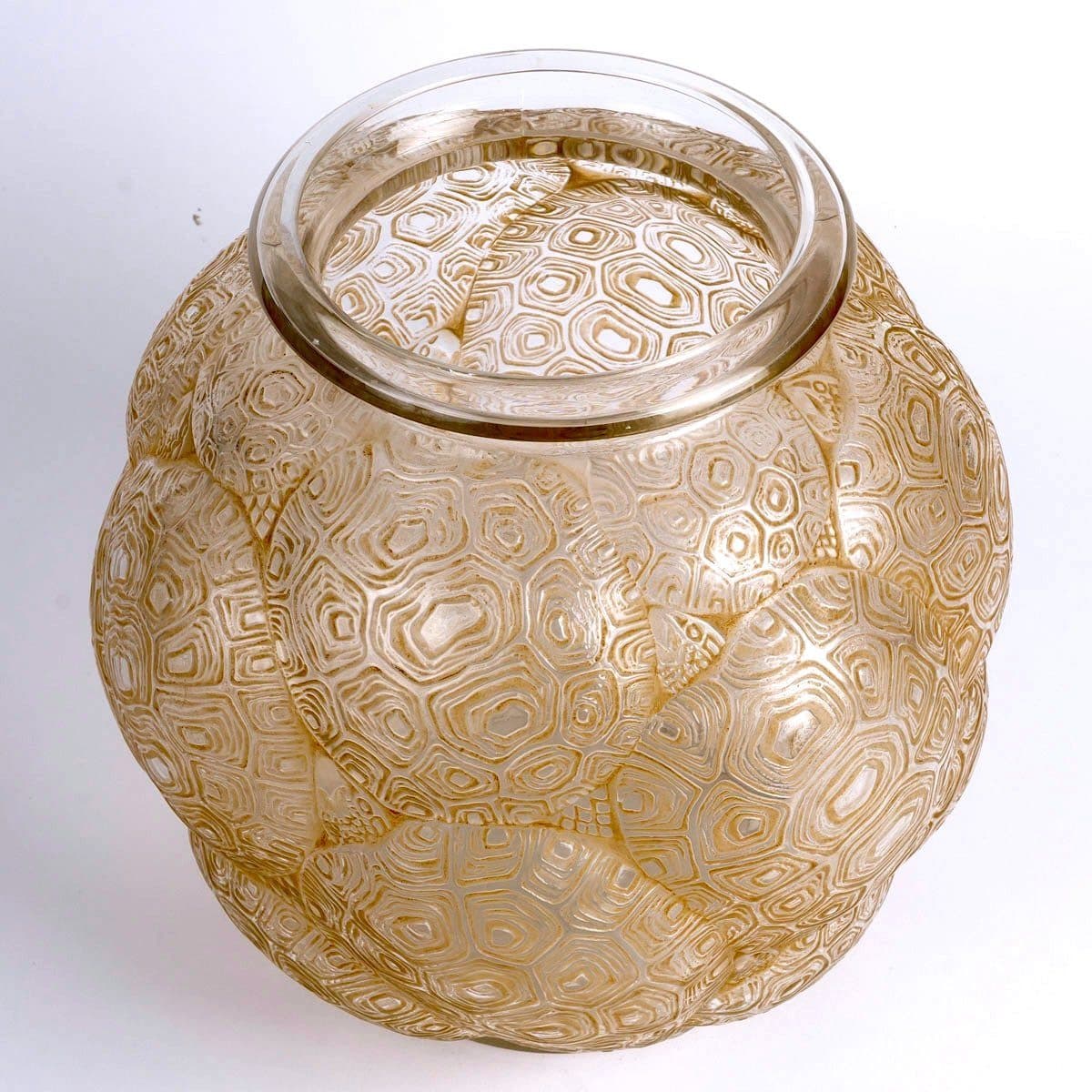 René Lalique Vase « Tortues » en verre blanc patiné sépia — vue 4