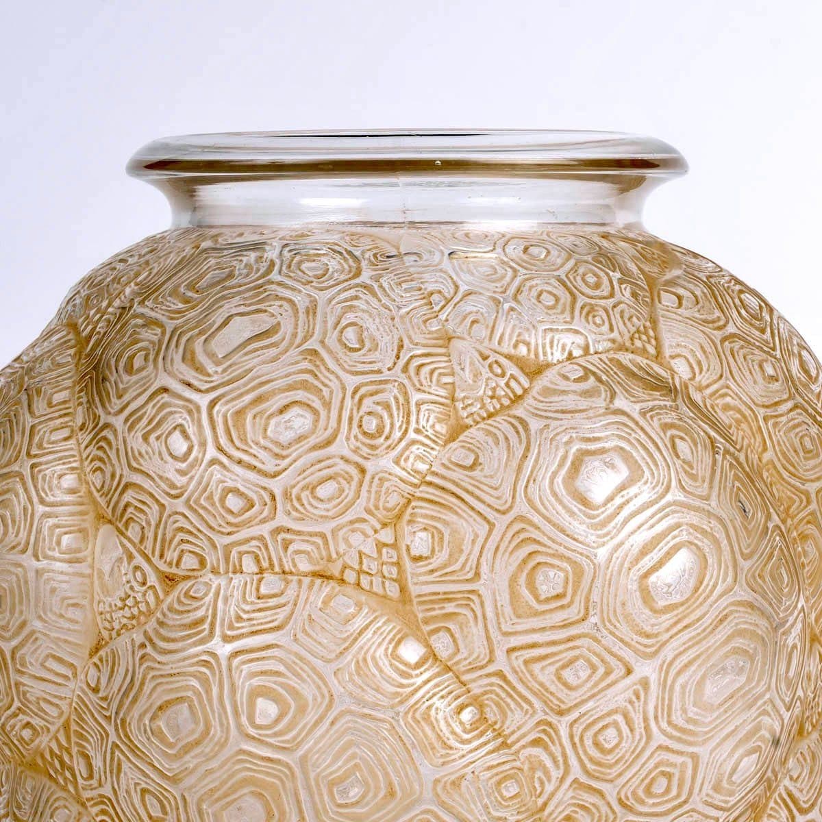René Lalique Vase « Tortues » en verre blanc patiné sépia — vue 6