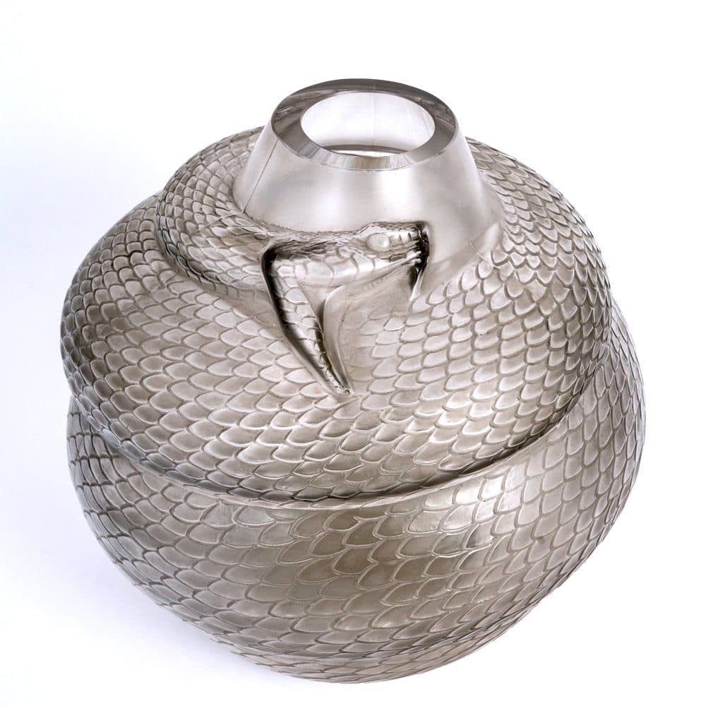 René Lalique Vase « Serpent » en verre blanc patiné gris — vue 2