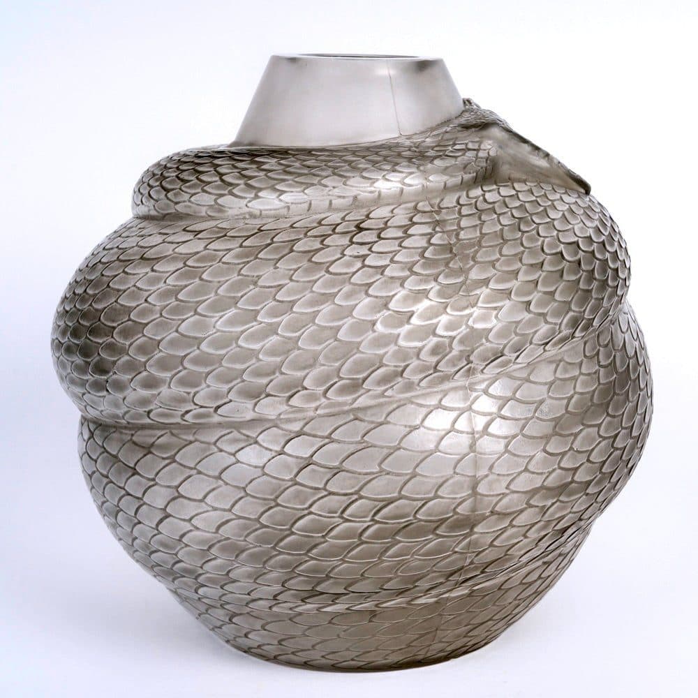 René Lalique Vase « Serpent » en verre blanc patiné gris — vue 3