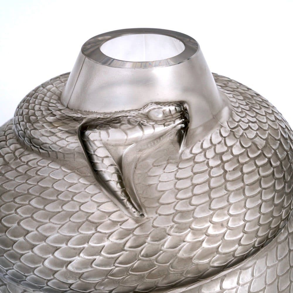 René Lalique Vase « Serpent » en verre blanc patiné gris — vue 4
