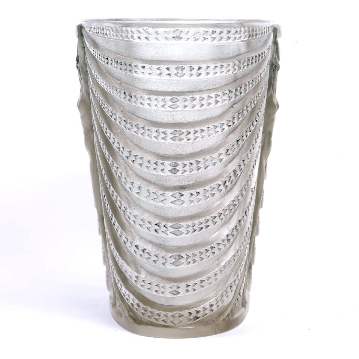 René Lalique Vase « Terpsichore » en verre blanc patiné bleu — vue 4