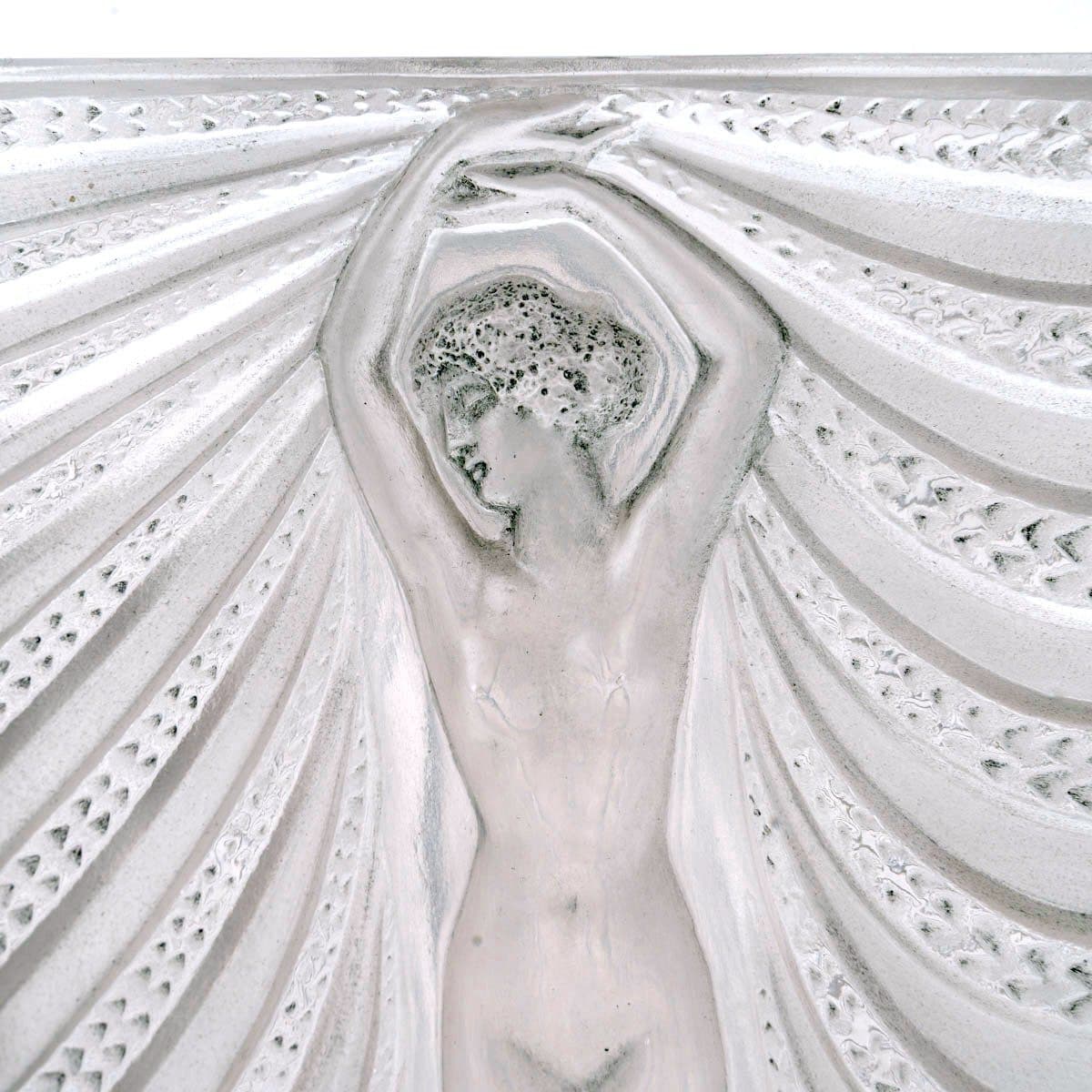 René Lalique Vase « Terpsichore » en verre blanc patiné bleu — vue 5