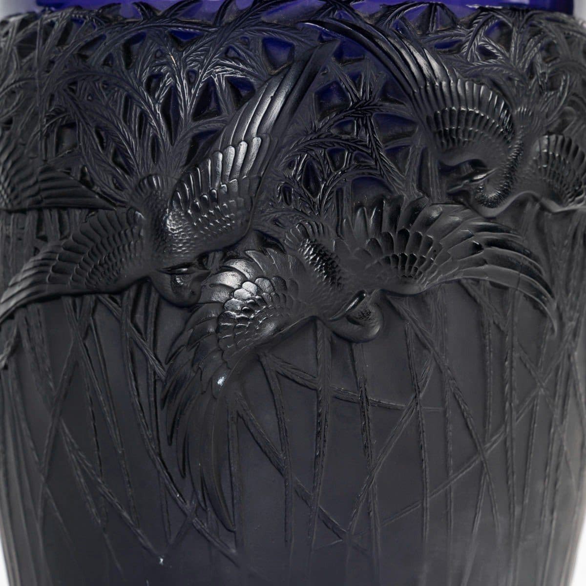 René Lalique Vase « Aigrettes » en verre violet foncé — vue 5