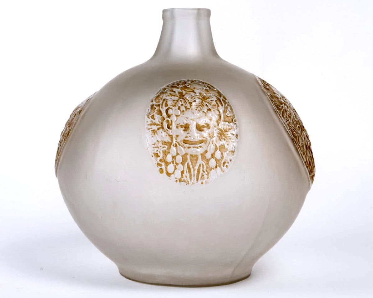 René Lalique Vase « Quatre Masques » en verre blanc patiné sépia — vue 2