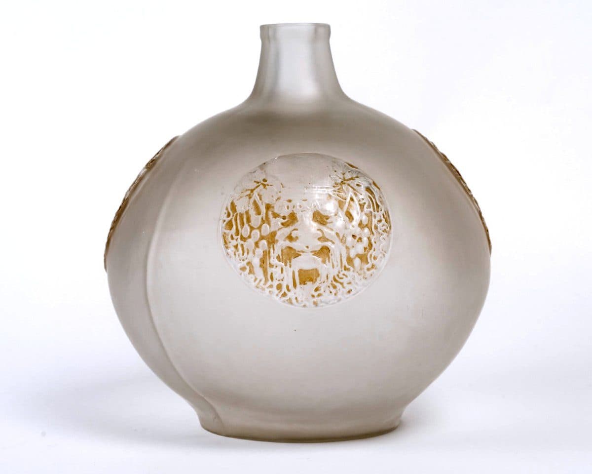 René Lalique Vase « Quatre Masques » en verre blanc patiné sépia — vue 3