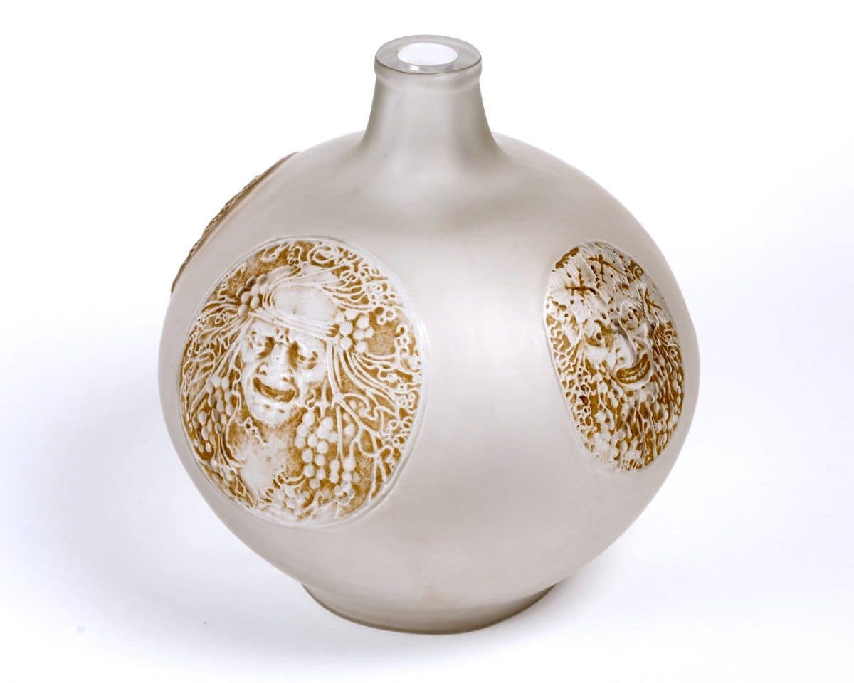 René Lalique Vase « Quatre Masques » en verre blanc patiné sépia — vue 5