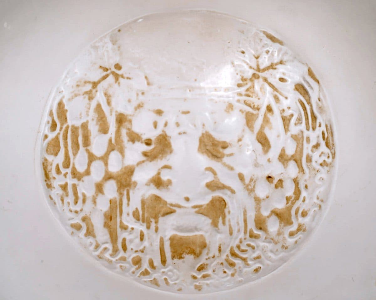 René Lalique Vase « Quatre Masques » en verre blanc patiné sépia — vue 7