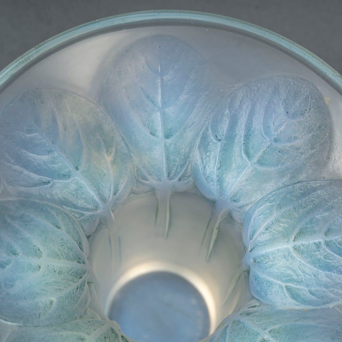 Vase Lalique « Violettes » en verre opalescent — vue 2