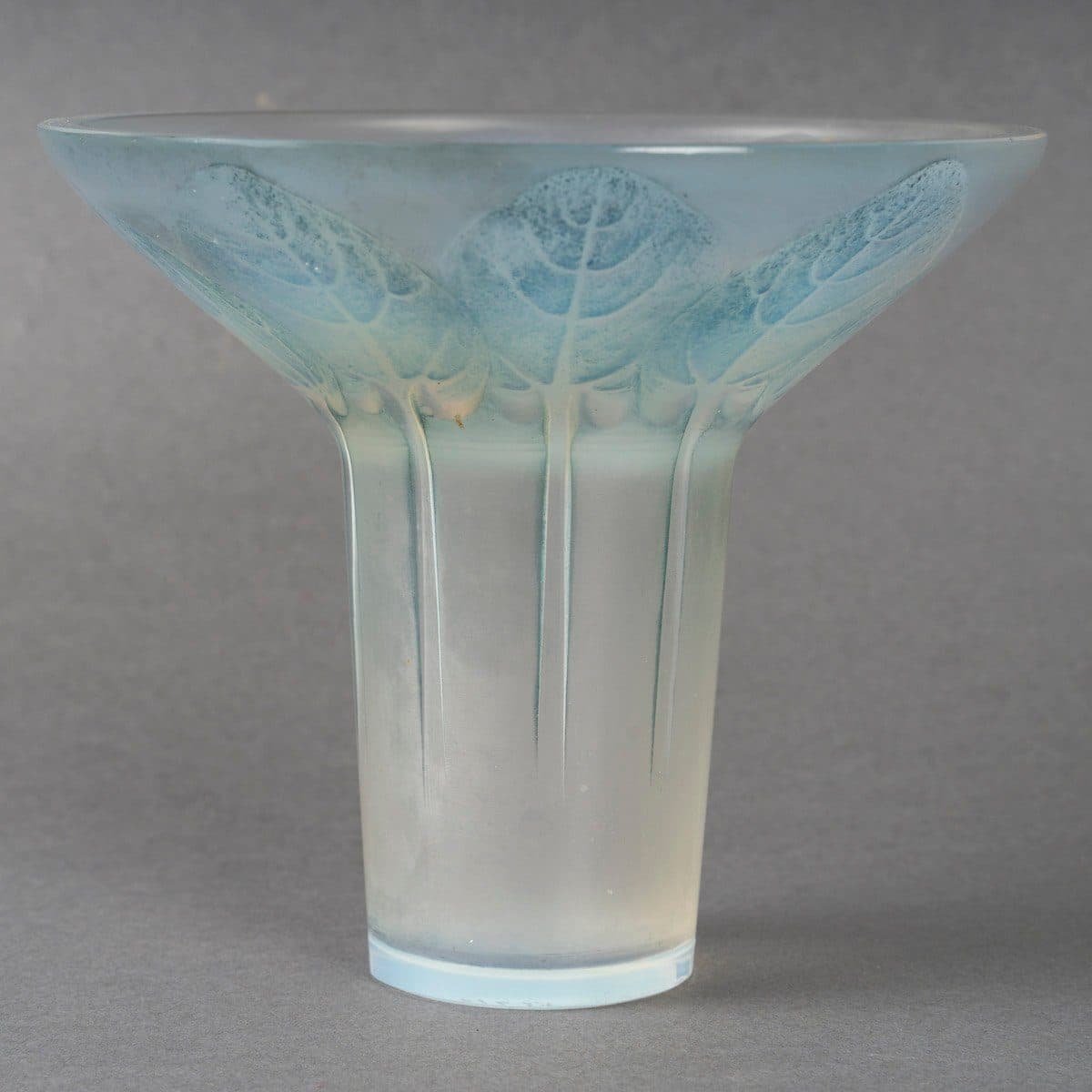 Vase Lalique « Violettes » en verre opalescent — vue 3