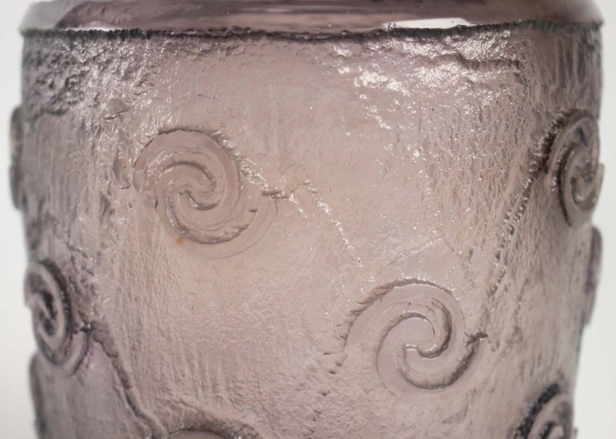 Daum, vase améthyste à décor de volutes stylisées — vue 2