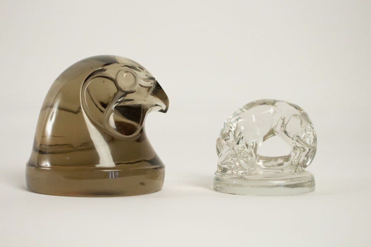 Lalique, mascotte « Tête d’Épervier » en verre topaze — vue 3