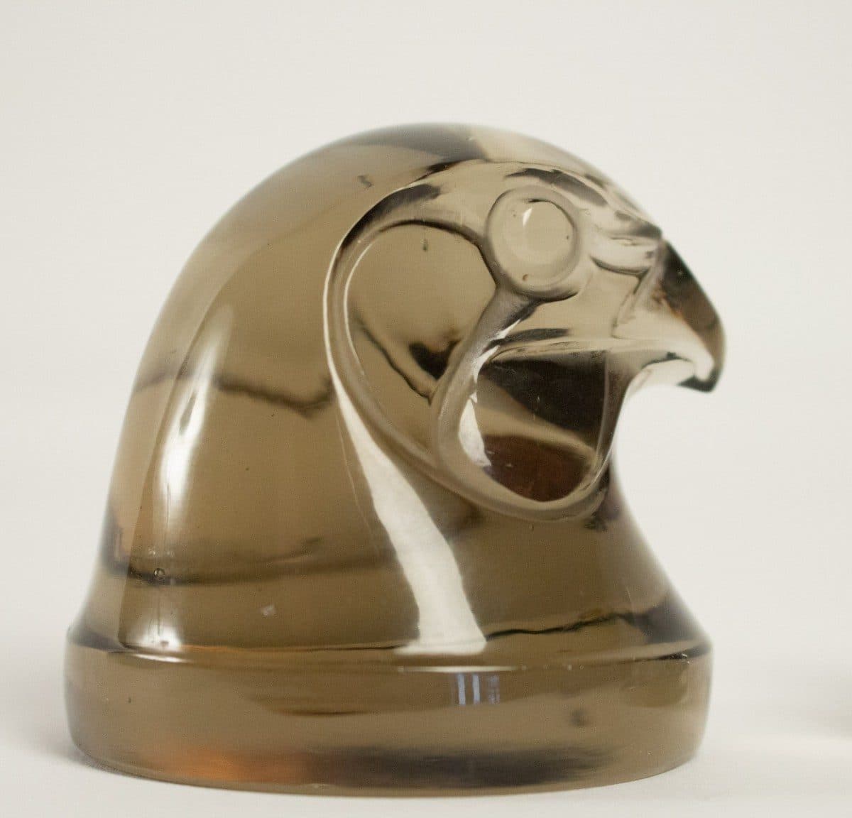 Lalique, mascotte « Tête d’Épervier » en verre topaze — vue 4
