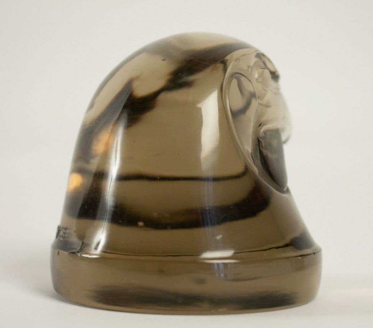 Lalique, mascotte « Tête d’Épervier » en verre topaze — vue 5
