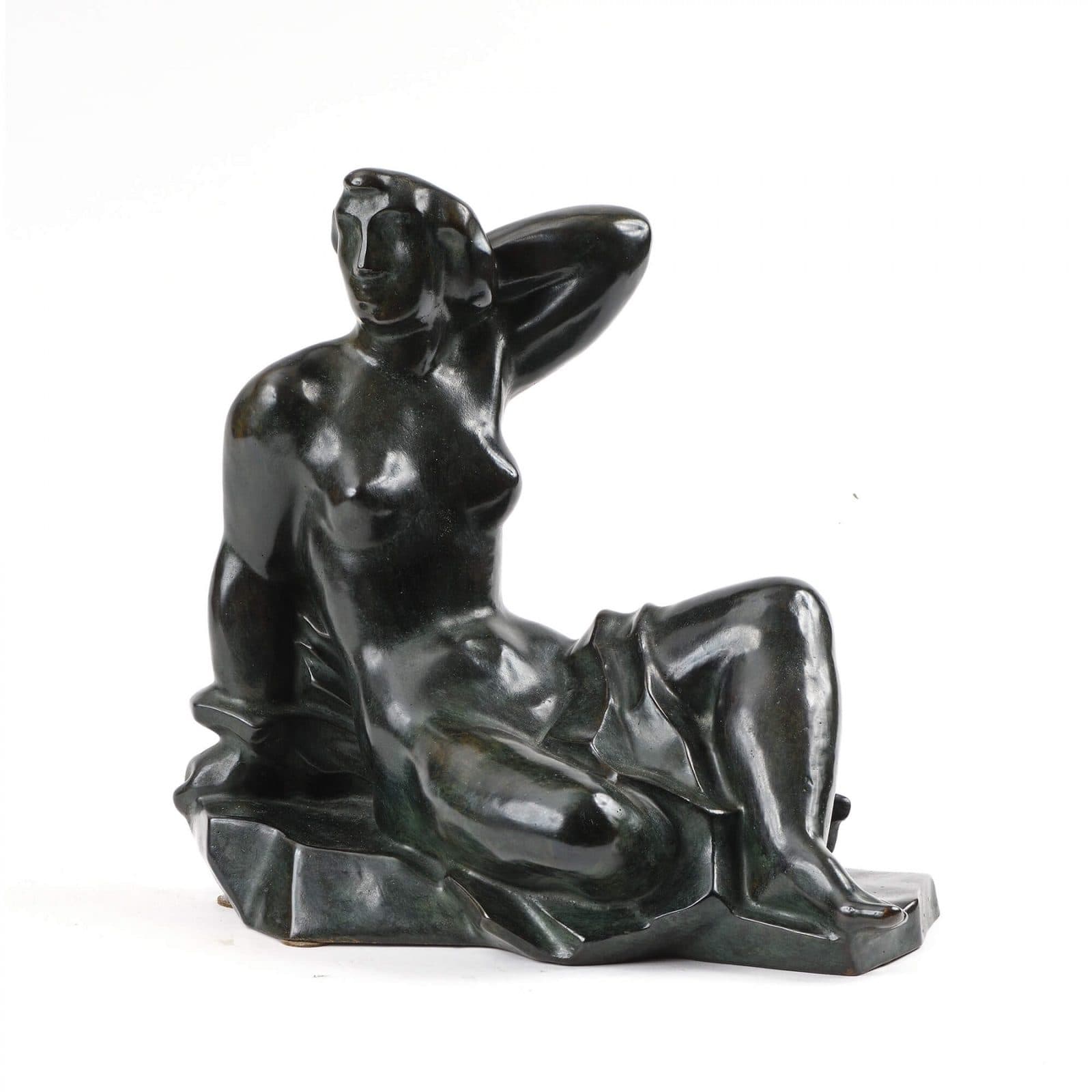 Jeune femme assise en bronze
