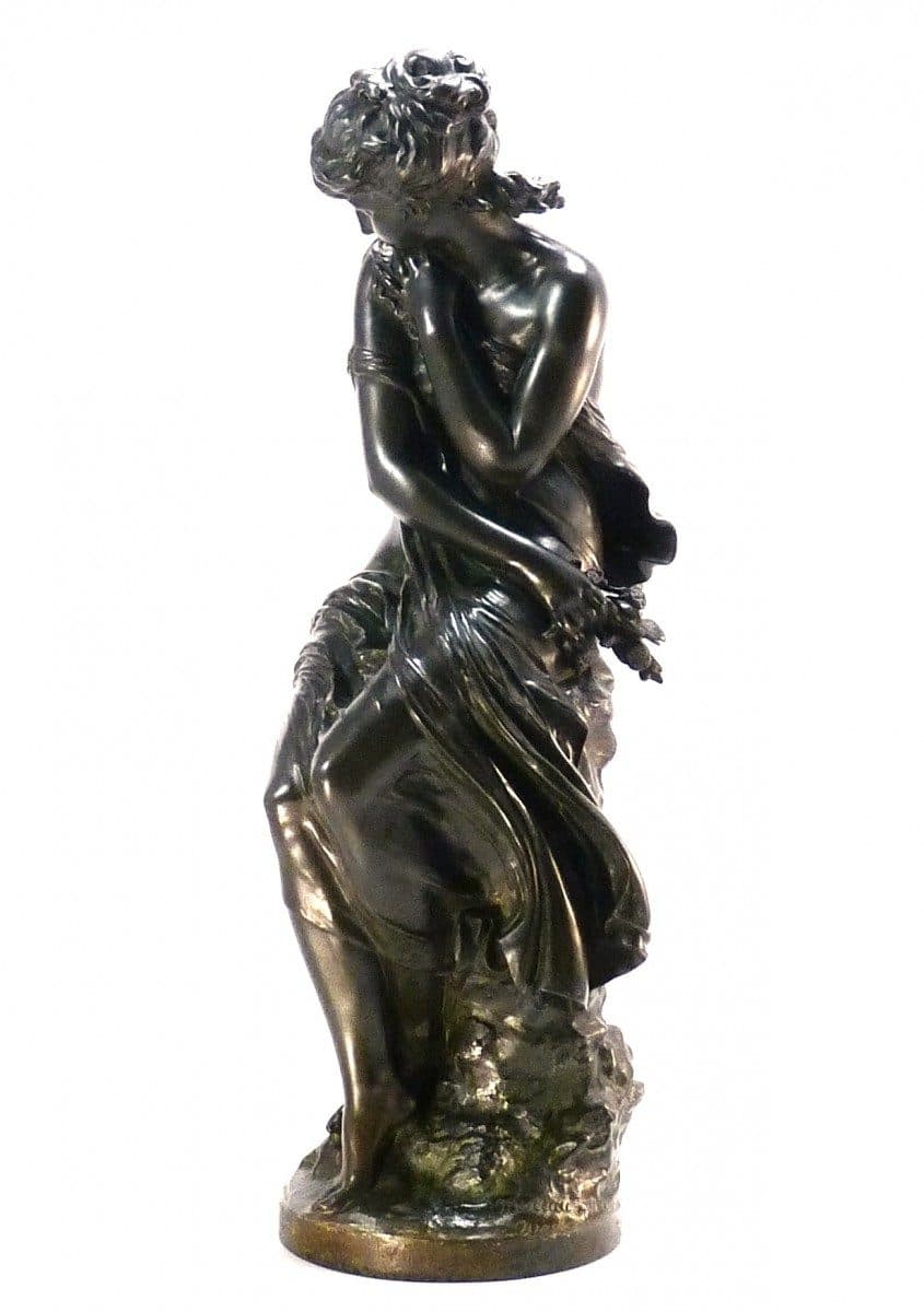 La Frileuse, figure féminine en bronze patiné