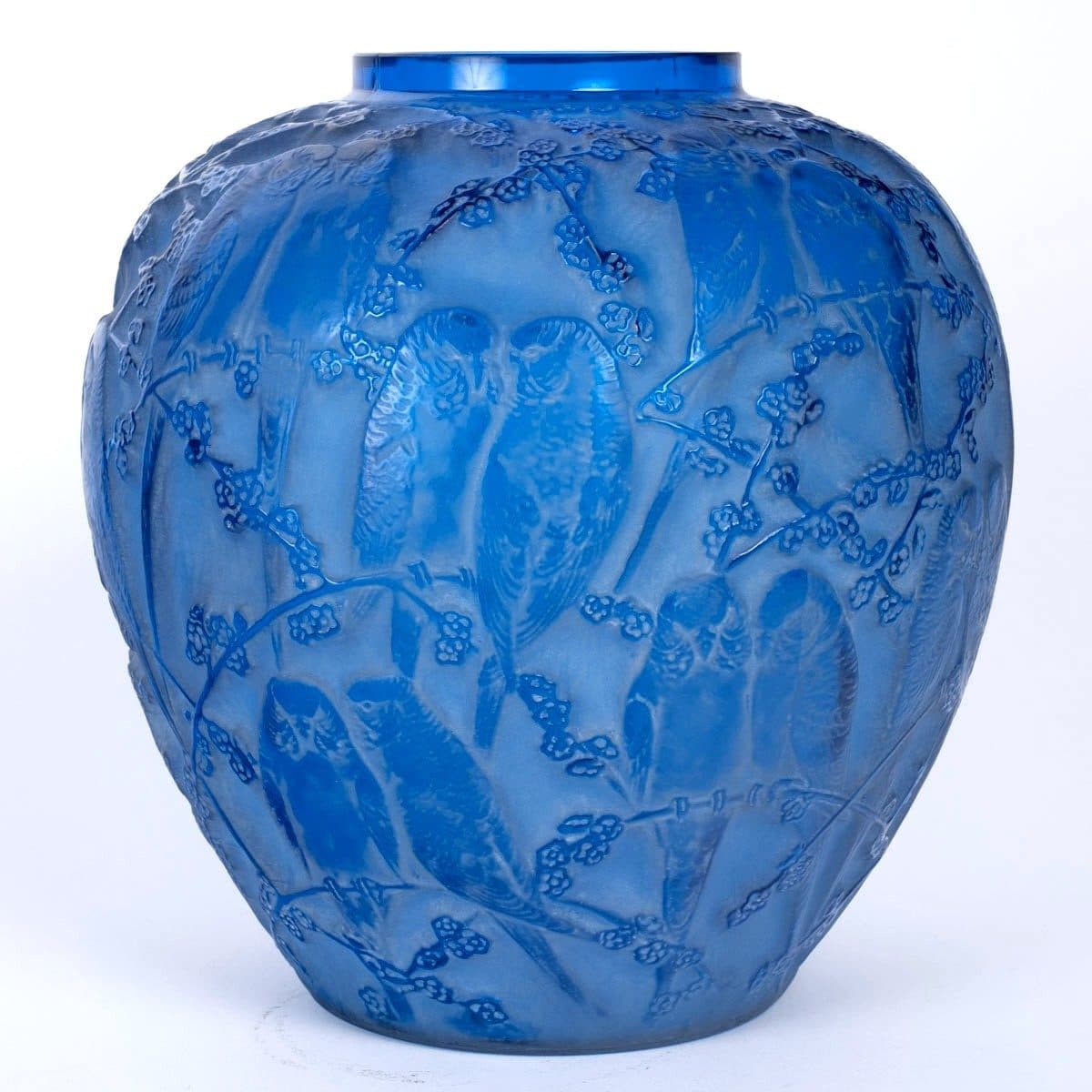 René Lalique Vase « Perruches » en verre bleu électrique patiné blanc