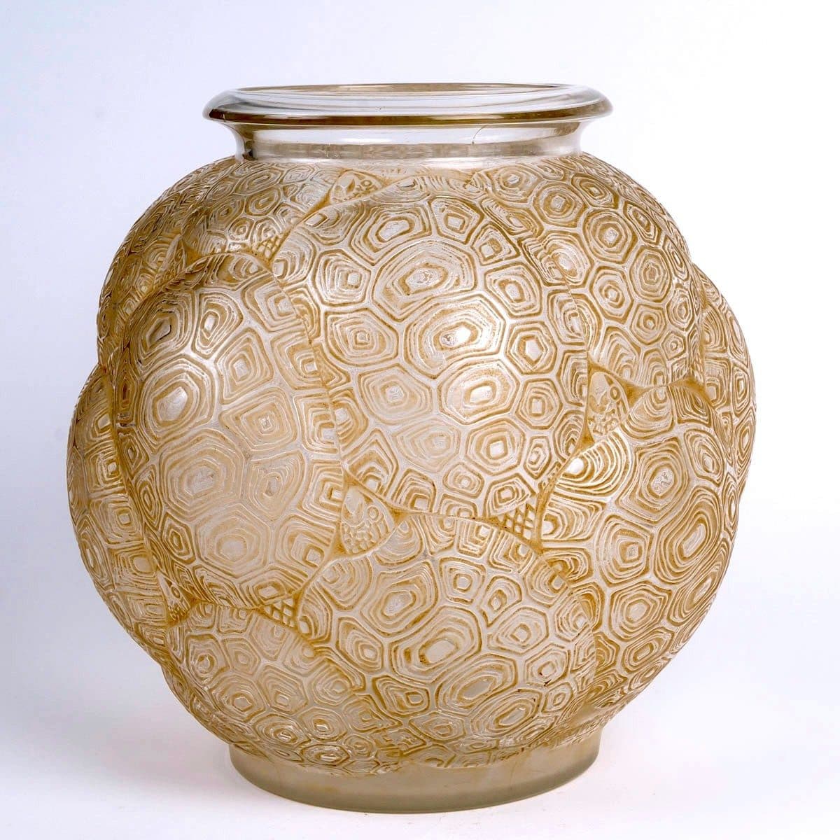 René Lalique Vase « Tortues » en verre blanc patiné sépia