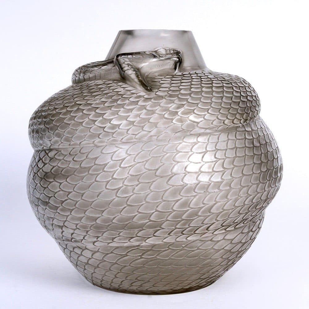 René Lalique Vase « Serpent » en verre blanc patiné gris