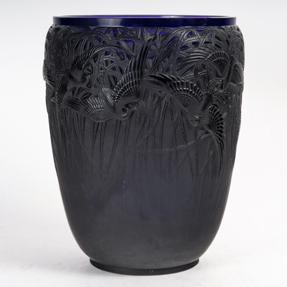 René Lalique Vase « Aigrettes » en verre violet foncé