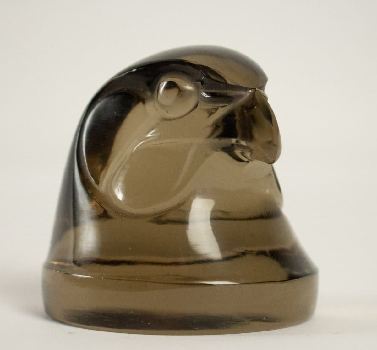Lalique, mascotte « Tête d’Épervier » en verre topaze